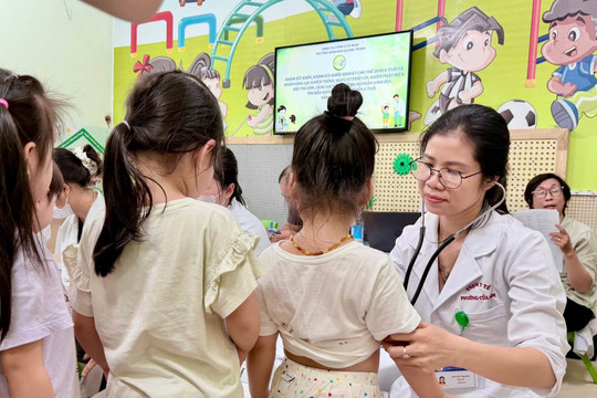 Phường Cửa Nam khám sức khỏe định kỳ miễn phí cho trẻ em