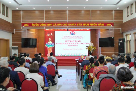 Phường Phú Thượng trao tặng Huy hiệu Đảng đợt 2/9 cho 124 đảng viên