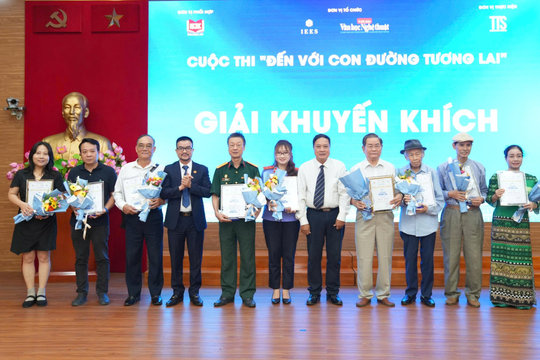 Trao giải Cuộc thi “Đến với Con đường tương lai”