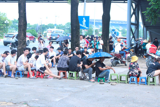 Người dân xếp hàng dài mua vé "tiếp lửa" cho tuyển Việt Nam