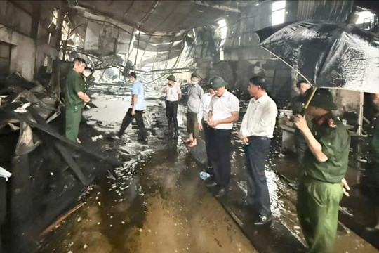 Lãnh đạo thành phố Hà Nội trực tiếp chỉ đạo khắc phục vụ cháy xưởng gỗ ở Chương Mỹ