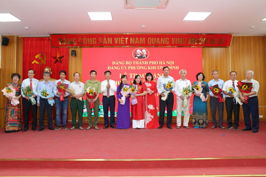 Phường Khương Đình: Hơn 300 đảng viên được trao tặng Huy hiệu Đảng đợt 2-9