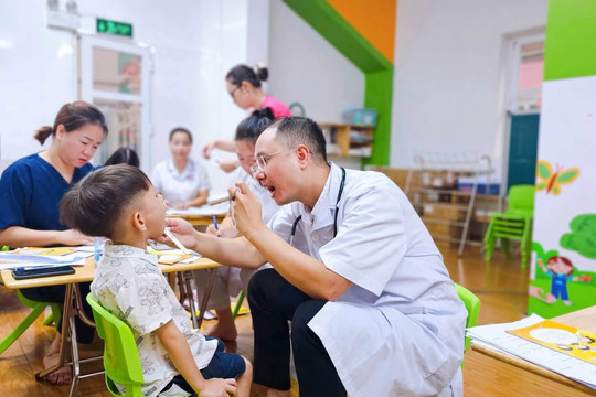 Xã Đan Phượng khám sức khỏe định kỳ miễn phí cho học sinh