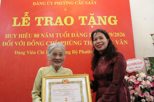 Cầu Giấy trao tặng Huy hiệu 80 năm tuổi Đảng cho đảng viên lão thành