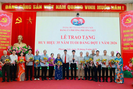 200 đảng viên phường Phương Liệt được trao tặng Huy hiệu Đảng