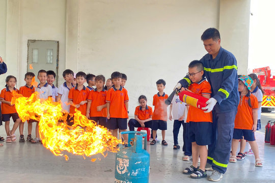 Hơn 250 học sinh tiểu học trải nghiệm kỹ năng chữa cháy, thoát nạn