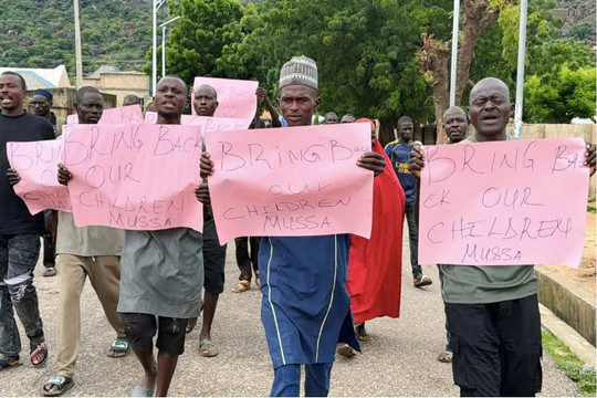 Gần 100 ngày bất an của những gia đình có con bị bắt cóc ở Nigeria