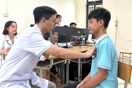 Hàng nghìn học sinh xã Ứng Thiên được khám sức khỏe và tích hợp dữ liệu điện tử