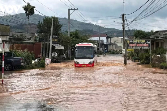 Mưa lũ gây thiệt hại nặng nề tại nhiều địa phương, hàng chục hồ chứa đang phải xả tràn