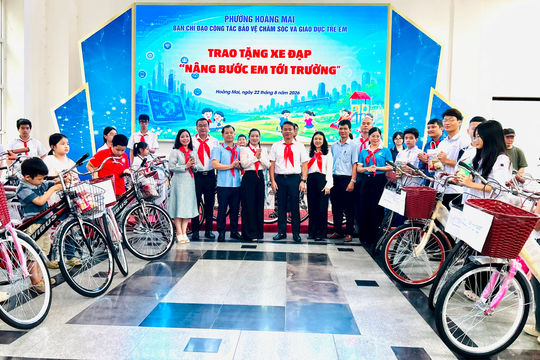 Phường Hoàng Mai tặng 36 xe đạp – nâng bước em đến trường