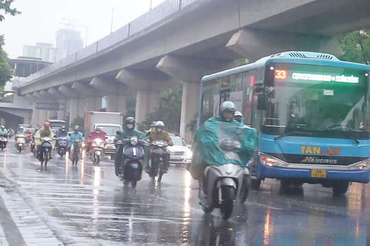 Hà Nội mưa lớn, lệnh báo động lũ sông Tích