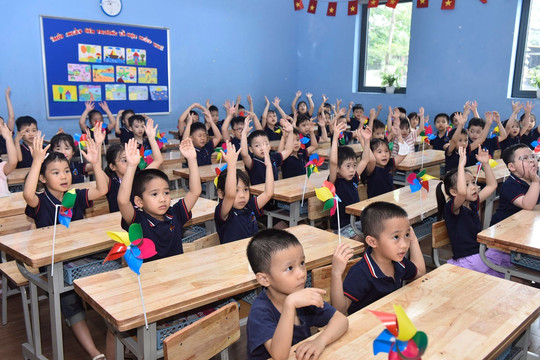 Đề nghị nhà trường bố trí bàn ghế phù hợp với chiều cao học sinh