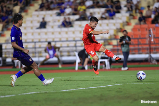 Khoảnh khắc Quang Hải ghi siêu phẩm vào lưới Thái Lan tại ASEAN Cup 2026