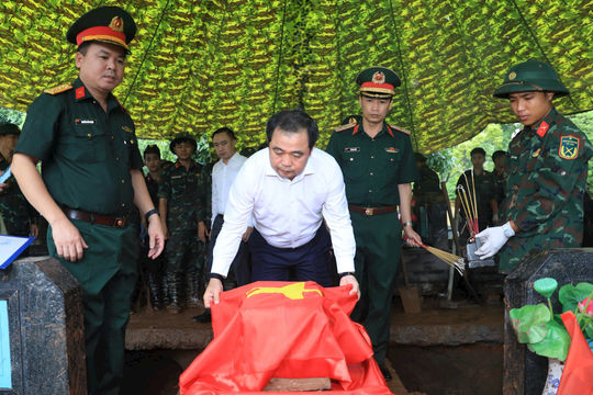 Bí thư Thành ủy Trần Đức Thắng thăm, động viên lực lượng tìm kiếm, quy tập hài cốt liệt sĩ tại Nghĩa trang Mai Dịch