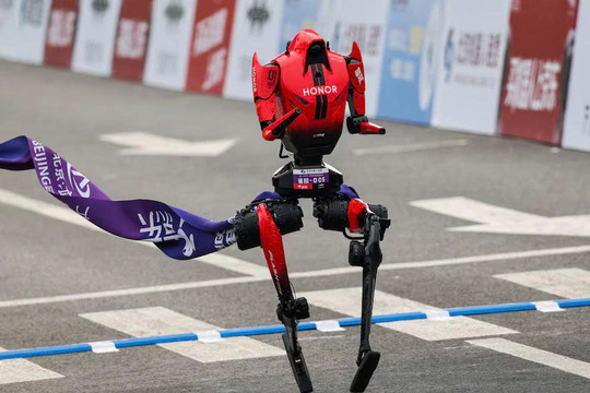 Robot Trung Quốc chạy 100m nhanh hơn kỷ lục của Usain Bolt