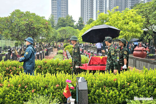 Dầm mưa lấy mẫu hài cốt liệt sĩ tại Nghĩa trang Mai Dịch