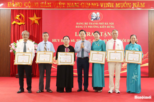 Đảng ủy phường Kiến Hưng trao Huy hiệu Đảng tặng 133 đảng viên