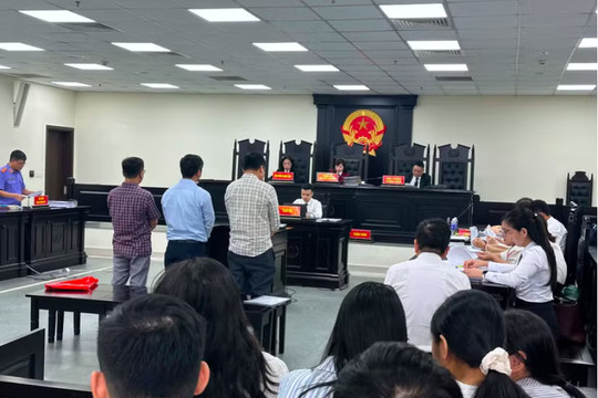 Cựu Hiệu trưởng hầu toà trong vụ giữ lại tiền bồi dưỡng của gần 1.000 sinh viên