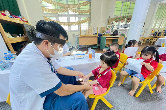 Phường Đông Ngạc khám sức khỏe miễn phí cho trẻ em, học sinh