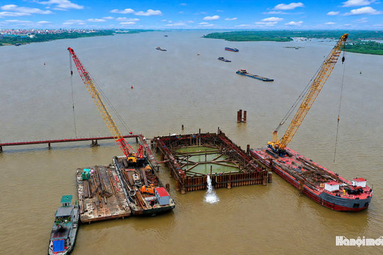 Công nhân vượt mưa gió tăng tốc thi công cầu Thượng Cát