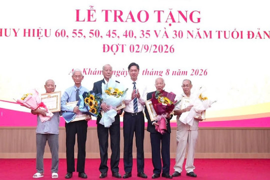 Xã An Khánh trao tặng Huy hiệu Đảng đợt 2-9-2026