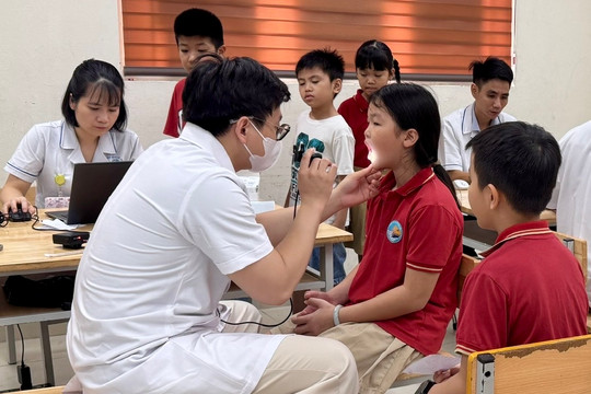 Từ khám sức khỏe học đường đến quản lý sức khỏe học sinh lâu dài