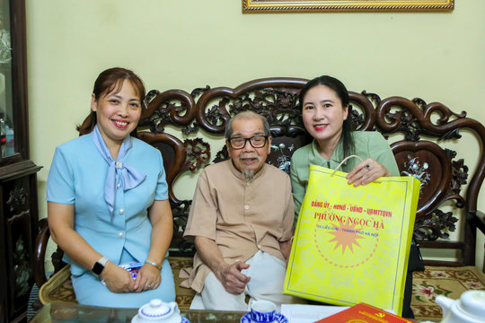Phường Ngọc Hà thăm, tặng quà các gia đình người có công tiêu biểu