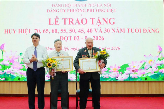 Phường Phương Liệt trao Huy hiệu Đảng tặng 258 đảng viên dịp 2-9