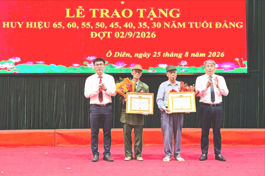Xã Ô Diên trao Huy hiệu Đảng tặng 130 đảng viên