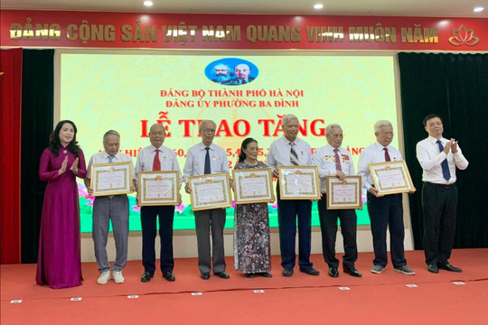 Phường Ba Đình trao Huy hiệu Đảng tặng 175 đảng viên