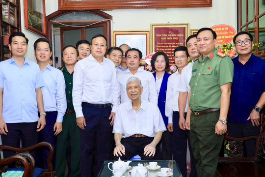 Bí thư Thành ủy Hà Nội Trần Đức Thắng thăm, tặng quà các chiến sĩ Việt Minh thành Hoàng Diệu