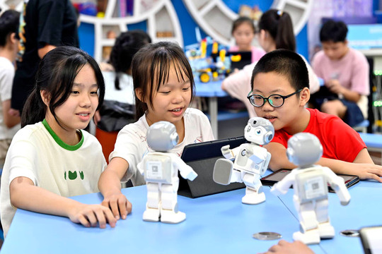 Trung Quốc: Làn sóng du khảo AI đưa học sinh đến gần công nghệ tương lai