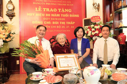 Lãnh đạo thành phố trao Huy hiệu 80 năm tuổi Đảng tặng đảng viên lão thành Bùi Thị Thấp