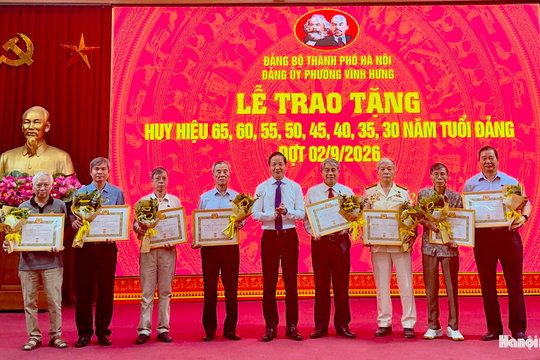 Đảng ủy phường Vĩnh Hưng trao 138 Huy hiệu Đảng nhân dịp Quốc khánh 2-9
