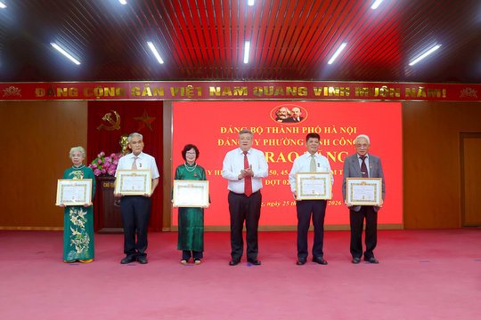 Phường Định Công trao tặng Huy hiệu Đảng dịp 2-9