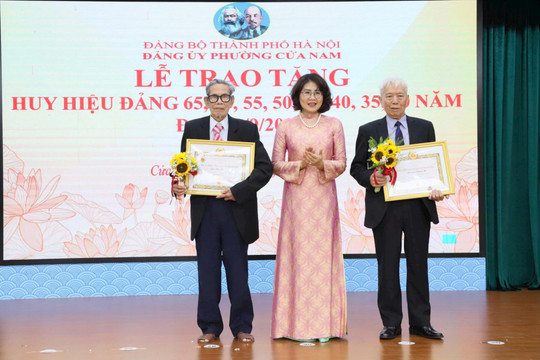 Phường Cửa Nam trao tặng Huy hiệu Đảng đợt 2-9