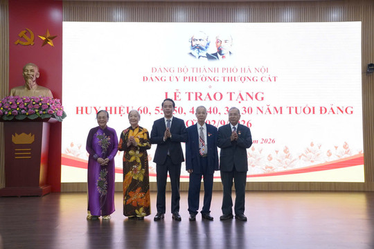 Đảng bộ phường Thượng Cát trao Huy hiệu Đảng đợt 2-9-2026
