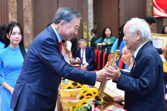 Tổng Bí thư, Chủ tịch nước Tô Lâm trao Huy hiệu Đảng tặng các đảng viên lão thành Thủ đô
