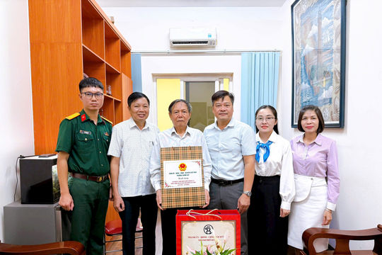 Phường Thanh Liệt thăm, tặng quà người có công tiêu biểu