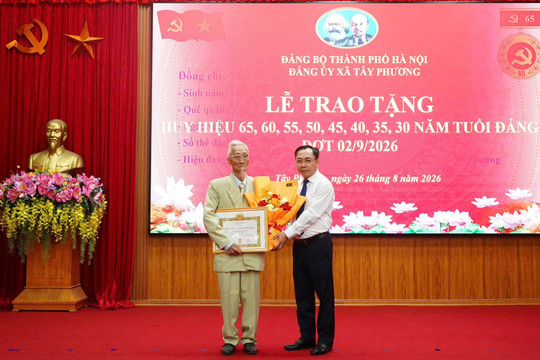 Xã Tây Phương trao Huy hiệu Đảng cho 106 đảng viên đợt 2-9