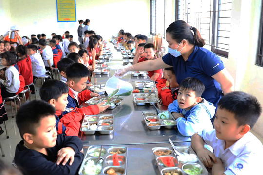 Không để “khoảng trống” trong kiểm soát chất lượng bữa ăn bán trú