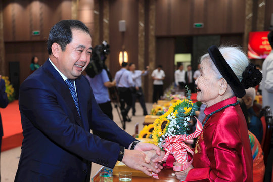 Lãnh đạo thành phố Hà Nội chúc mừng đảng viên lão thành nhận Huy hiệu Đảng đợt 2-9