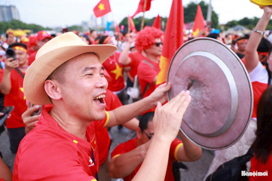 Biển người đổ về sân Mỹ Đình cổ vũ cho đội tuyển Việt Nam trước "giờ G"