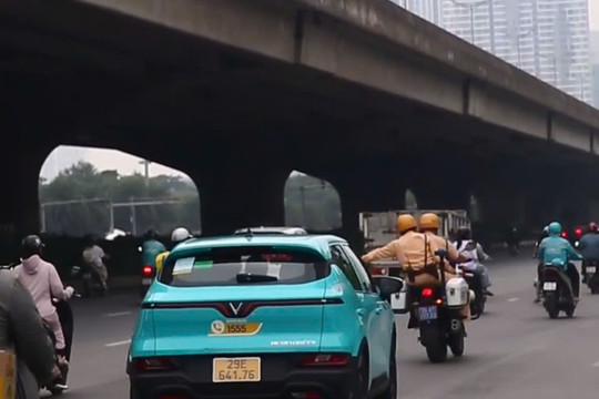 Cảnh sát giao thông Hà Nội mở đường đưa sản phụ đến bệnh viện kịp thời