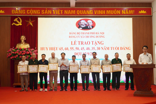 Xã Chương Dương trao Huy hiệu Đảng đợt 2-9