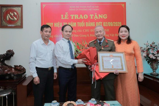 Đảng bộ phường Việt Hưng trao Huy hiệu Đảng tặng các đảng viên lão thành