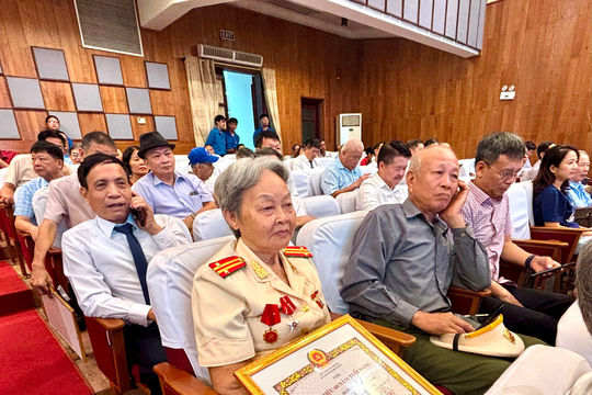 Phường Phú Diễn trao tặng Huy hiệu Đảng cho 275 đảng viên
