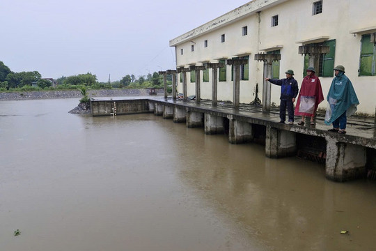 Xã Phú Xuyên: Duy trì tiêu thoát nước, tăng cường chăm sóc cây trồng sau mưa lớn