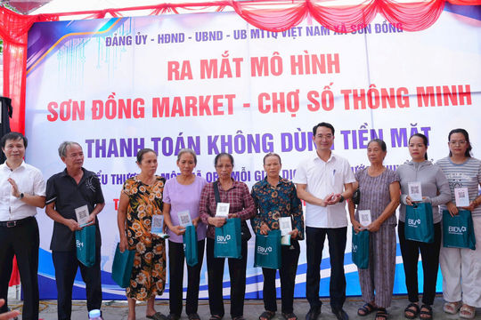 Xã Sơn Đồng ra mắt mô hình chợ số, thúc đẩy thanh toán không dùng tiền mặt