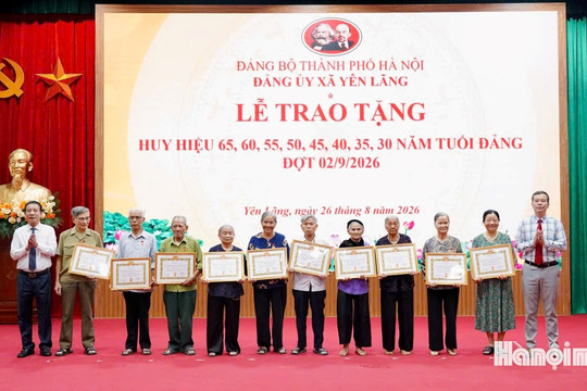 Xã Yên Lãng trao Huy hiệu Đảng cho 88 đảng viên dịp 2/9